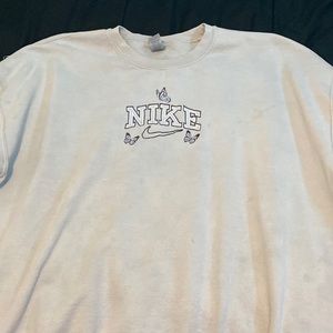 I’m selling a Nike crewneck